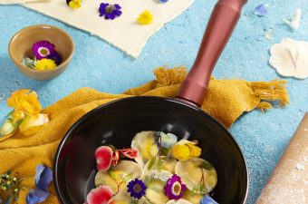 Bem-vinda, primavera: que tal uma receita de Ravioli de muçarela com flores e brotos?